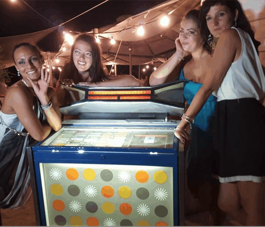 Jukebox Vintage Eventi - Jukebox e flipper originali per allestimenti raffinati e indimenticabili.