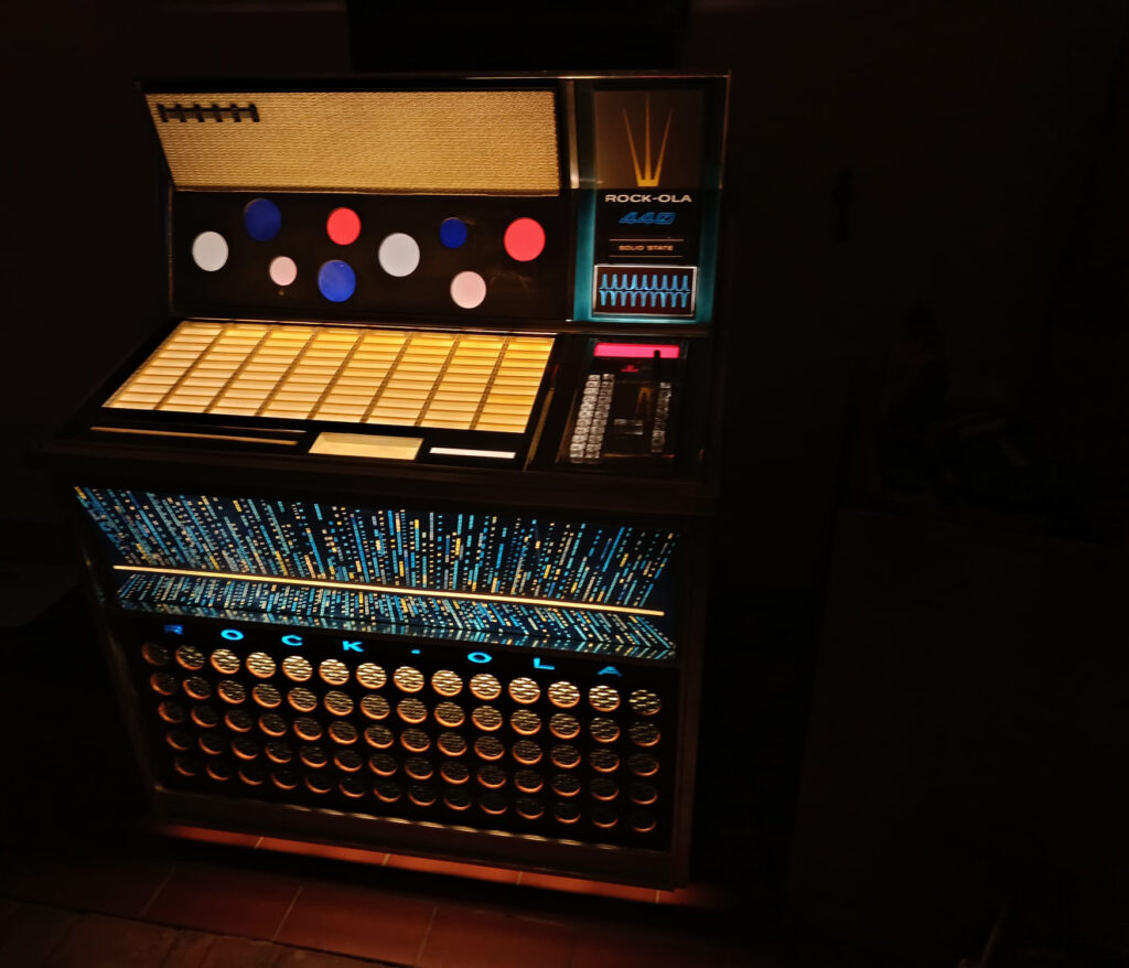 Jukebox Vintage Eventi - Jukebox e flipper originali per allestimenti raffinati e indimenticabili.